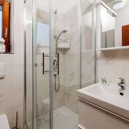 Nur 100 Meter Zum Mit Pool דירה *