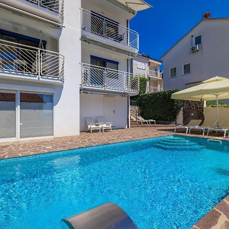 Nur 100 Meter Zum Mit Pool דירה *