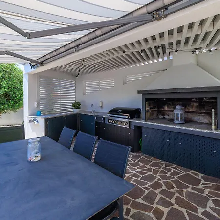 Nur 100 Meter Zum Mit Pool דירה